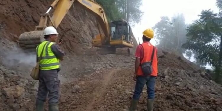 Tebing Jalan Penghubung Desa Balegede – wanasari di Kupas Untuk Perlebaraan Jalan