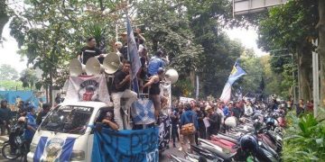 5 Ribu Bobotoh Persib Bandung Jalan Kaki dari Saparua ke Graha Persib, Nyanyikan Lagu Kebanggaan