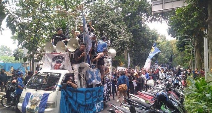 5 Ribu Bobotoh Persib Bandung Jalan Kaki dari Saparua ke Graha Persib, Nyanyikan Lagu Kebanggaan