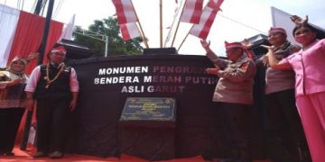 Ridwan Kamil Resmikan Monumen Perajin Bendera Merah Putih Leles di Garut