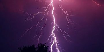 Tersambar Petir, Pemain Bola Tewas di Tengah Lapangan