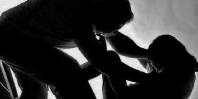 Viral Polisi Terekam Menganiaya Wanita Tua, Membuat Netizen Geram