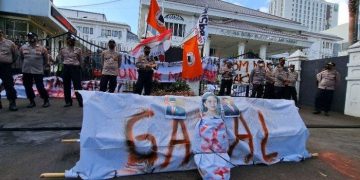 Mahasiswa Bandung Kembali Turun ke Jalan Tolak BBM Naik, Kali Ini Bawa Keranda dan Pocong