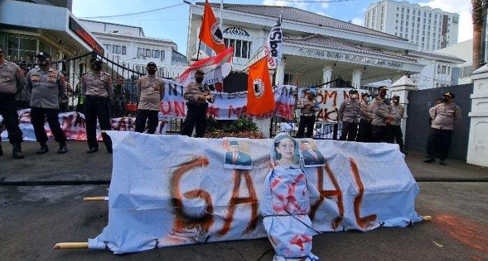 Mahasiswa Bandung Kembali Turun ke Jalan Tolak BBM Naik, Kali Ini Bawa Keranda dan Pocong