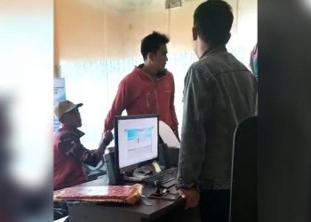 VIRAL 2 Pria Mabuk Marah-marah di Kantor Desa Raharja Sumedang, Sempat Tinju Staf, Polisi