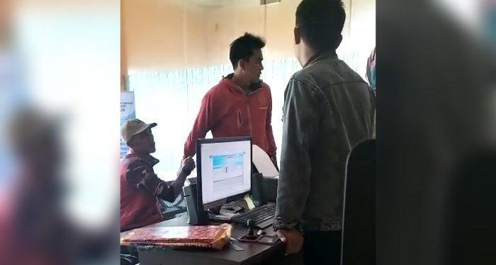VIRAL 2 Pria Mabuk Marah-marah di Kantor Desa Raharja Sumedang, Sempat Tinju Staf, Polisi
