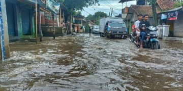Banjir Dayeuhkolot Bandung Berangsur Surut, Warga Tetap Waspada