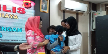 Haru! Bocah Korban Kekerasan di Cirebon Akhirnya Bertemu Ibu Kandung