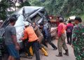 Merinding, Kondisi Mobil yang Tertimpa Batu Besar di Cadas Pangeran, Dievakuasi Pakai Truk Towing