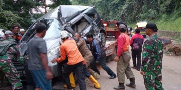 Merinding, Kondisi Mobil yang Tertimpa Batu Besar di Cadas Pangeran, Dievakuasi Pakai Truk Towing