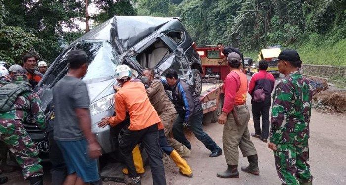 Merinding, Kondisi Mobil yang Tertimpa Batu Besar di Cadas Pangeran, Dievakuasi Pakai Truk Towing