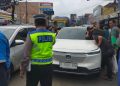 Mobil Tidak Bergerak Saat Lampu Lalu Lintas Hijau di Pertigaan Kamasan, Ternyata Sopirnya Meninggal