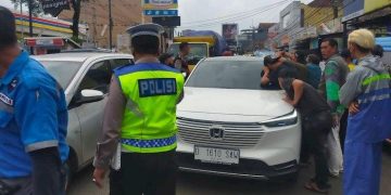Mobil Tidak Bergerak Saat Lampu Lalu Lintas Hijau di Pertigaan Kamasan, Ternyata Sopirnya Meninggal