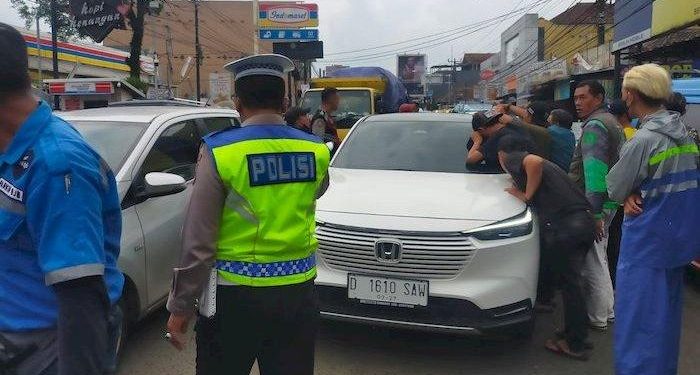 Mobil Tidak Bergerak Saat Lampu Lalu Lintas Hijau di Pertigaan Kamasan, Ternyata Sopirnya Meninggal