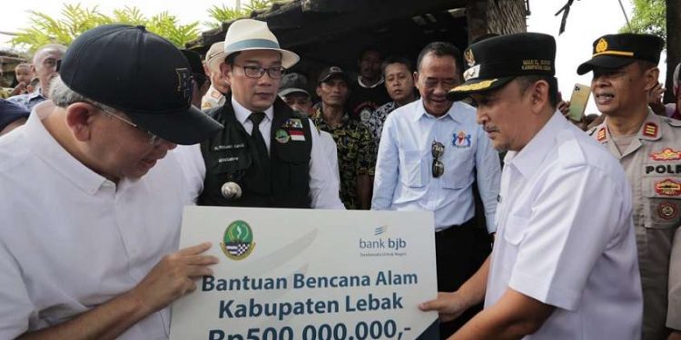 Ridwan Kamil Kunjungi Warga Terdampak Banjir di Lebak