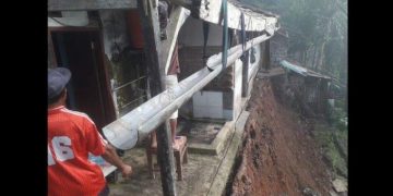 Rumah Ahman di Maniis Ciamis Nyaris Terseret Longsor, Halaman Belakang Sudah Lenyap