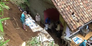 Rumah-Madrasah di Purwakarta Tertimbun Longsor