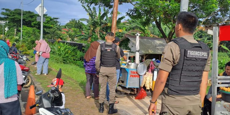 Bikin Macet dan Kumuh, Ratusan PKL di Jalan Cikeas Bogor Ditertibkan