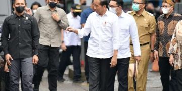 Gubernur Ridwan Kamil Dampingi Presiden Jokowi Cek Harga Jelang Natal dan Tahun Baru di Pasar Cigombong Bogor