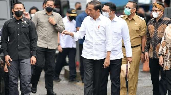 Gubernur Ridwan Kamil Dampingi Presiden Jokowi Cek Harga Jelang Natal dan Tahun Baru di Pasar Cigombong Bogor
