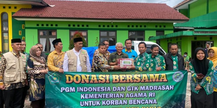 Salurkan Bantuan Kepada Guru Madrasah Terdampak Gempa Cianjur