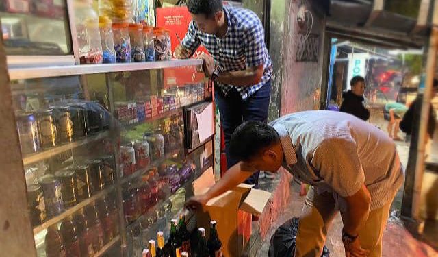 Tim Kujang Polresta Bogor Temukan Ratusan Botol Miras di Warung Kelontong