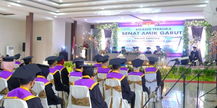 Akademi Manajemen Informatika dan Komputer Garut Wisuda 41 D3 Ahli Madya
