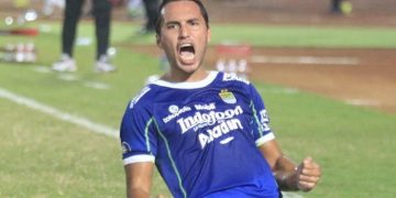 Ezra Walian Persib Bandung Nyaris Cetak Gooool Sudah di Depan Gawang Dijegal Reza Lalu Jatuh