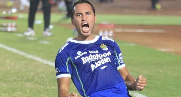 Ezra Walian Persib Bandung Nyaris Cetak Gooool Sudah di Depan Gawang Dijegal Reza Lalu Jatuh