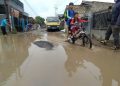 Protes Jalan Rusak, Warga Kampung Cisarongge KBB Mancing di Kubangan