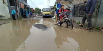 Protes Jalan Rusak, Warga Kampung Cisarongge KBB Mancing di Kubangan