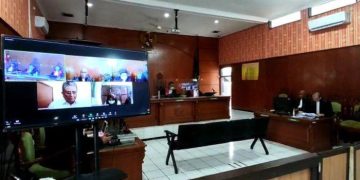 Terdakwa Mantan Ketua DPRD Jabar dan Istrinya Meneteskan Air Mata Saat Sidang di PN Bale Bandung