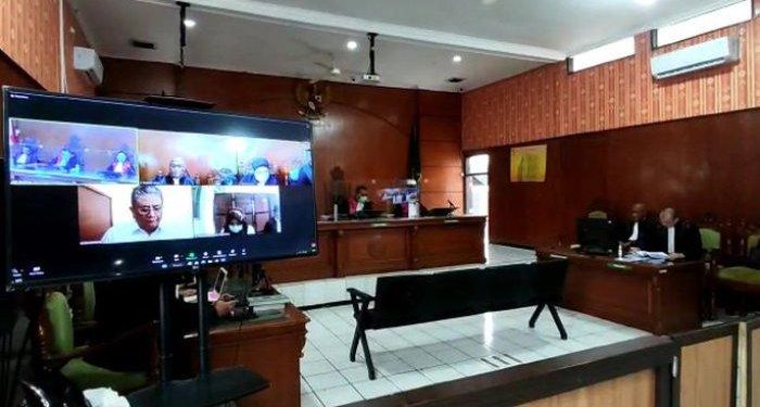 Terdakwa Mantan Ketua DPRD Jabar dan Istrinya Meneteskan Air Mata Saat Sidang di PN Bale Bandung