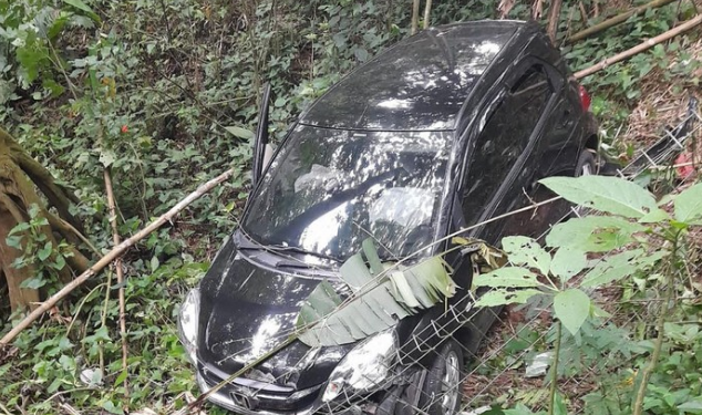Mobil Terjun ke Jurang Usai Tabrakan dengan Truk di Cianjur