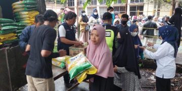 Warga Cimahi Rela Antre 2 Jam demi Dapat Beras Murah Rp 8.500/Kg, di Pasar Masih Rp 12 Ribu/Kg