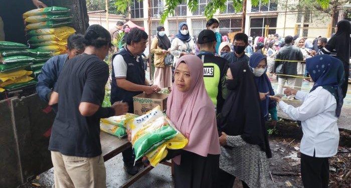 Warga Cimahi Rela Antre 2 Jam demi Dapat Beras Murah Rp 8.500/Kg, di Pasar Masih Rp 12 Ribu/Kg