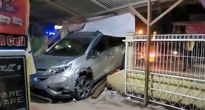 Tadi Malam Mobil Tabrak Pagar Pembatas Kios di Baleendah Bandung Sopir Mabuk Sempat Diamuk Warga
