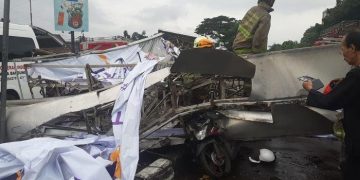Ada Suara Besi Patah Sebelum Reklame Besar di Simpang Samsat Bandung Roboh dan Menimpa 3 Pengendara