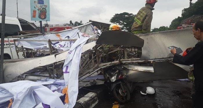 Ada Suara Besi Patah Sebelum Reklame Besar di Simpang Samsat Bandung Roboh dan Menimpa 3 Pengendara
