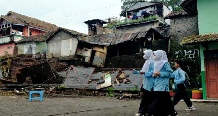 TPT Sekolah di Bandung Barat Longsor Satu Rumah Rusak dan Seorang Warga Terluka