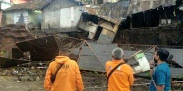 Emak-emak di Bandung Barat Nyaris Terbawa Longsor Hingga Tubuh Menggantung di Tebing