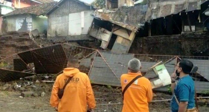 Emak-emak di Bandung Barat Nyaris Terbawa Longsor Hingga Tubuh Menggantung di Tebing