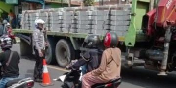 Gagal Salip Kendaraan dengan Mulus, Pemotor di Cianjur Tewas Terlindas Truk Bermuatan Hebel