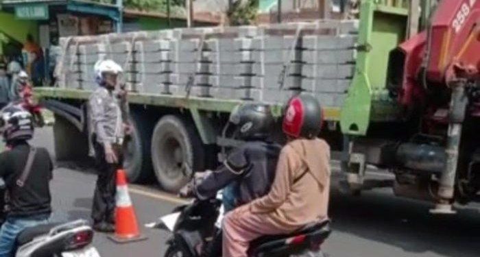 Gagal Salip Kendaraan dengan Mulus, Pemotor di Cianjur Tewas Terlindas Truk Bermuatan Hebel