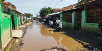 Jalan Pangauban di KBB Rusak Parah Hingga Banyak Kubangan Air Warga Minta Presiden Mengecek