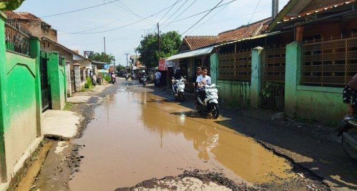 Jalan Pangauban di KBB Rusak Parah Hingga Banyak Kubangan Air Warga Minta Presiden Mengecek