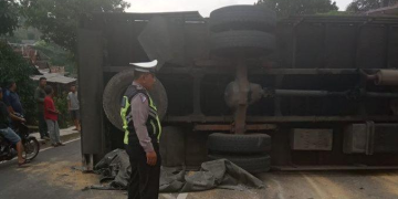 Kecelakaan di Nagreg Bandung, Truk Tabrak Tiang Listrik dan Warung Lalu Tergelincir Lebih 100 Meter