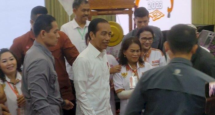 Di Cirebon Jokowi Sebut Pertumbuhan Ekonomi Indonesia 3 Terbaik di Dunia