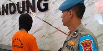 Preman bersenjata tajam yang memalak pemilik warung kelontong di Coblong, Kota Bandung saat dihadirkan saat ungkap kasus di Mapolrestabes Bandung