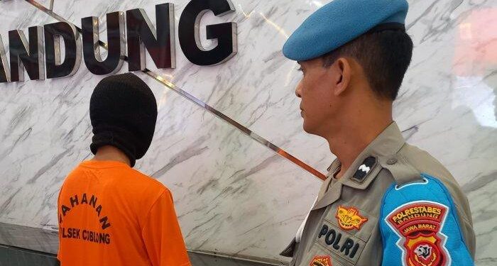 Preman bersenjata tajam yang memalak pemilik warung kelontong di Coblong, Kota Bandung saat dihadirkan saat ungkap kasus di Mapolrestabes Bandung